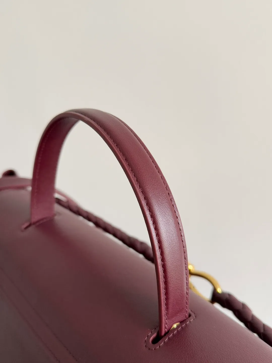Batch 3160 BottegaVeneta Latest Ciao Ciao Bag Silky cowhide two-way flap handbag with signature twist detail, hidden hook closure, flap can be fastened to the front or attached to the INTRECCIATO woven internal pocket, comes with an adjustable and removable crossbody strap, internal compartment, and also features a zippered pocket. The surprise flap has various shapes. Style 1 - Cover the bag surface, exposing the knot and knot decoration. Style 2 - Place the flap inside the bag. A buckle is also designed. Style 3 - The U-shaped position of the top handle in the hand bag. Style No.: 826195 Size: 42*32*15cm
